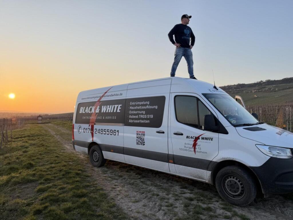 Firmentransporter von Black & White Entrümpelung und Abriss im Weinberg