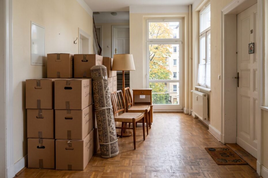 Gestapelte Umzugskartons und Möbel im Flur während einer Haushaltsauflösung